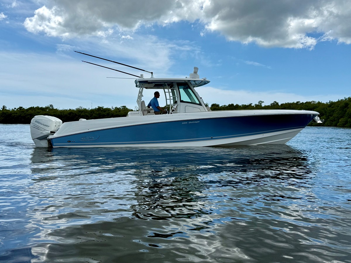 Boston Whaler 350 OUTRAGE — 2022 Boston Whaler 350 Outrage