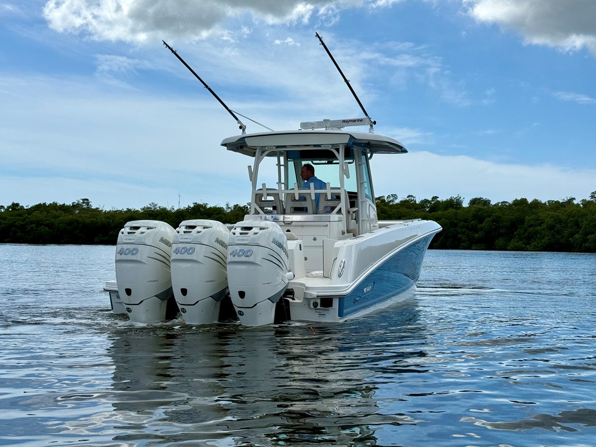 Boston Whaler 350 OUTRAGE — 2022 Boston Whaler 350 Outrage — photo 4