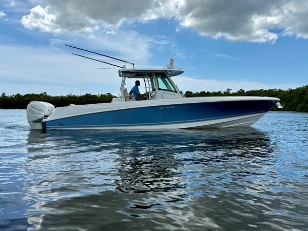 BOSTON WHALER 350 OUTRAGE — 2022 Boston Whaler 350 Outrage