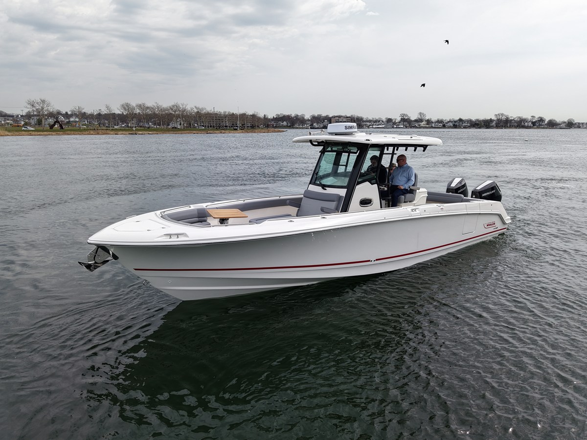 Boston Whaler 330 Outrage — 2026 Boston Whaler 330 Outrage