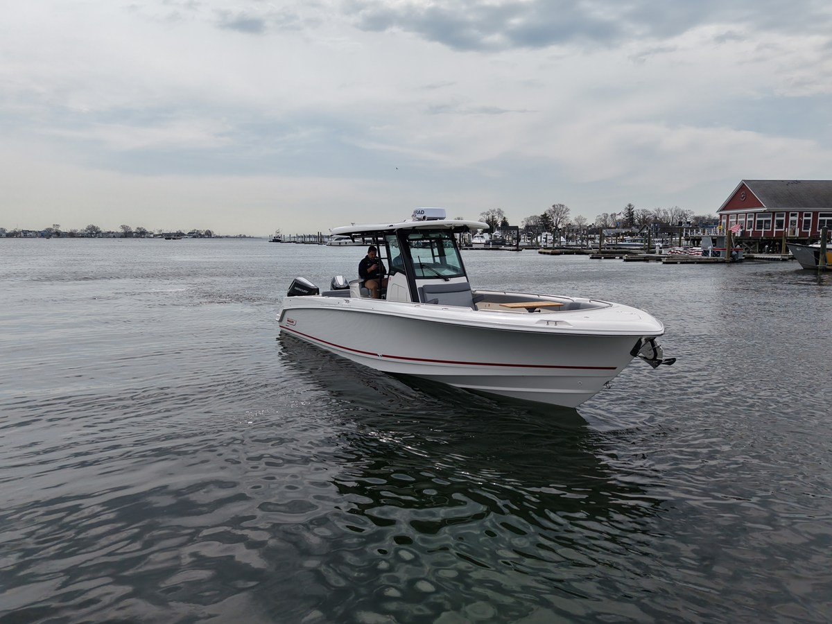 Boston Whaler 330 Outrage — 2026 Boston Whaler 330 Outrage — photo 2
