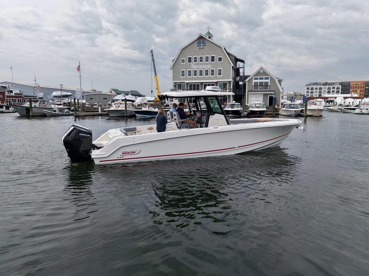 Boston Whaler 330 Outrage — 2026 Boston Whaler 330 Outrage — photo 3
