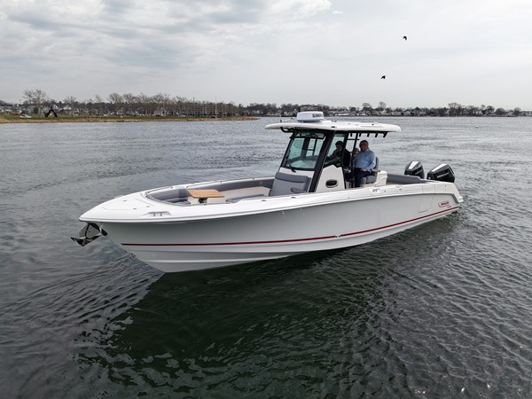 BOSTON WHALER 330 OUTRAGE — 2026 Boston Whaler 330 Outrage