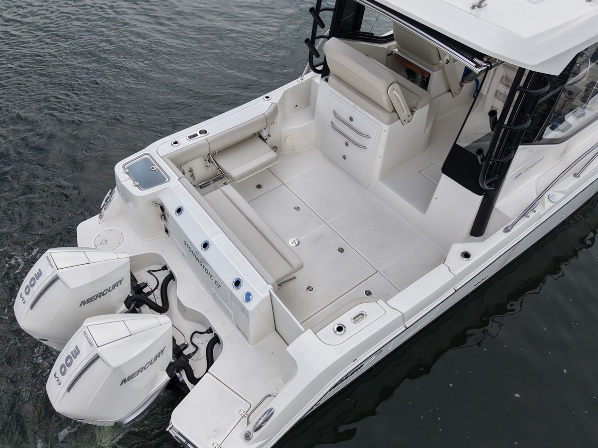 Boston Whaler 325 CONQUEST — 2025 Boston Whaler 325 Conquest — photo 4