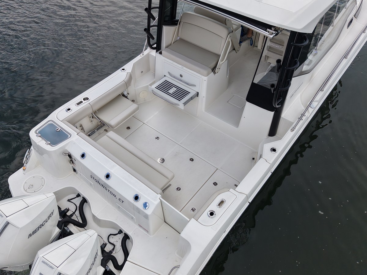 Boston Whaler 325 CONQUEST — 2025 Boston Whaler 325 Conquest — photo 5