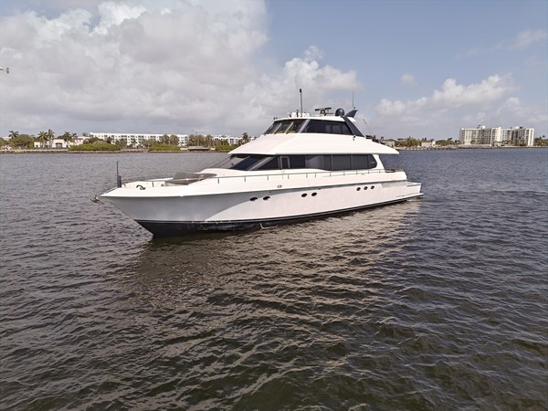 LAZZARA 80 SL SKYLOUNGE — 2001 Lazzara Yachts 80 SL Skylounge
