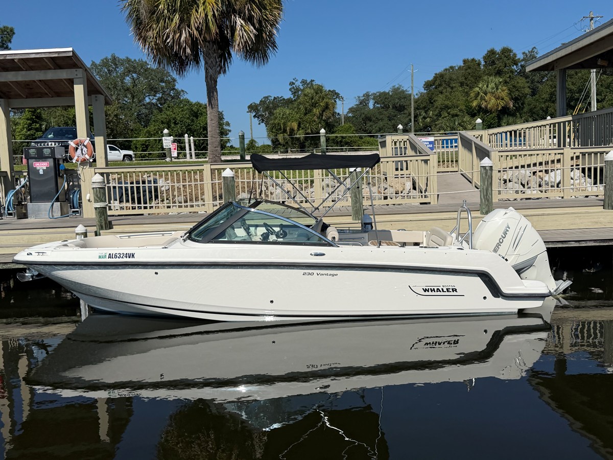 Boston Whaler 230 VANTAGE — 2017 Boston Whaler 230 Vantage — photo 2