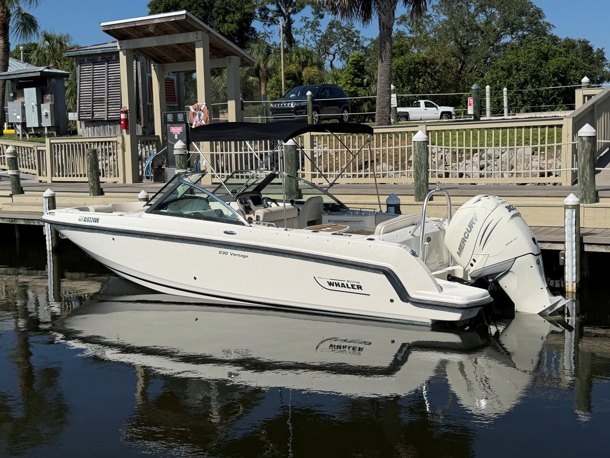 Boston Whaler 230 VANTAGE — 2017 Boston Whaler 230 Vantage — photo 3