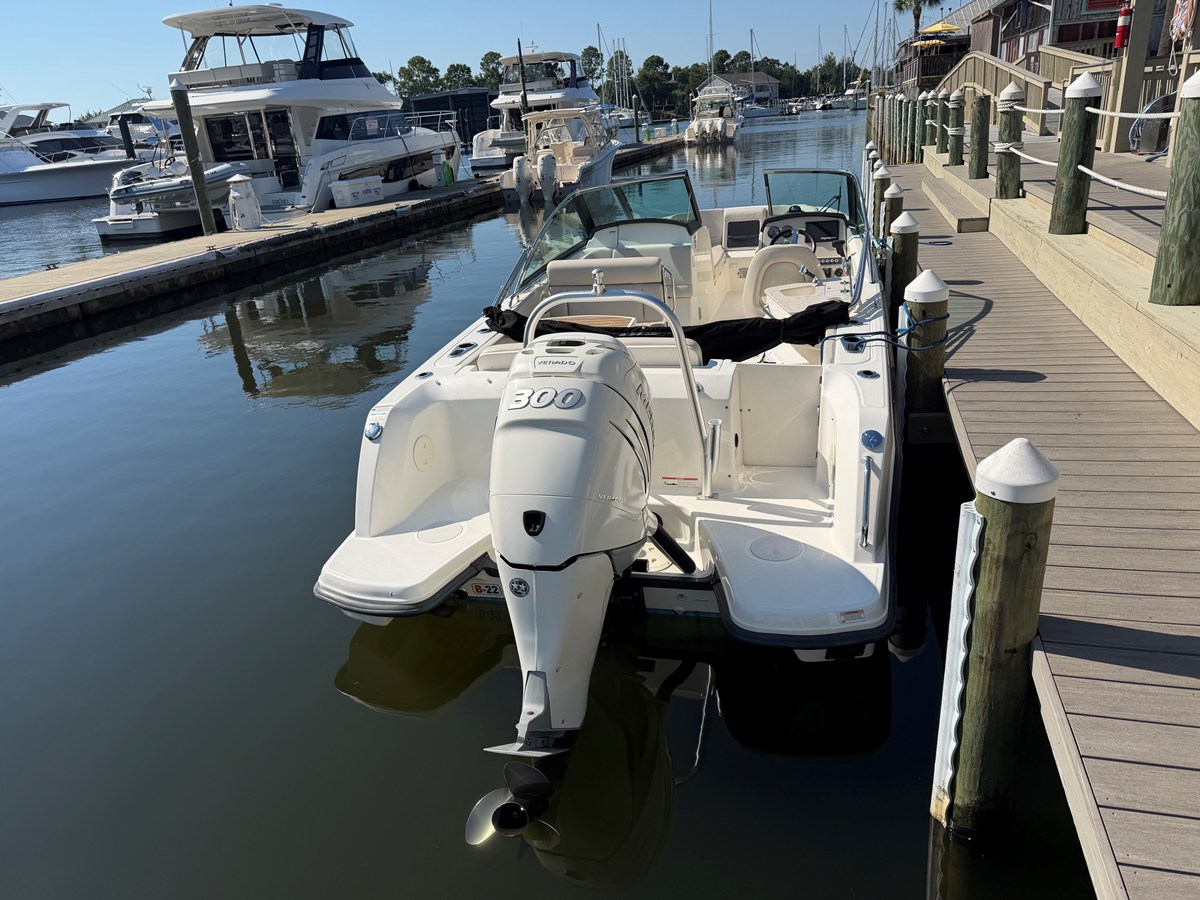 Boston Whaler 230 VANTAGE — 2017 Boston Whaler 230 Vantage — photo 4