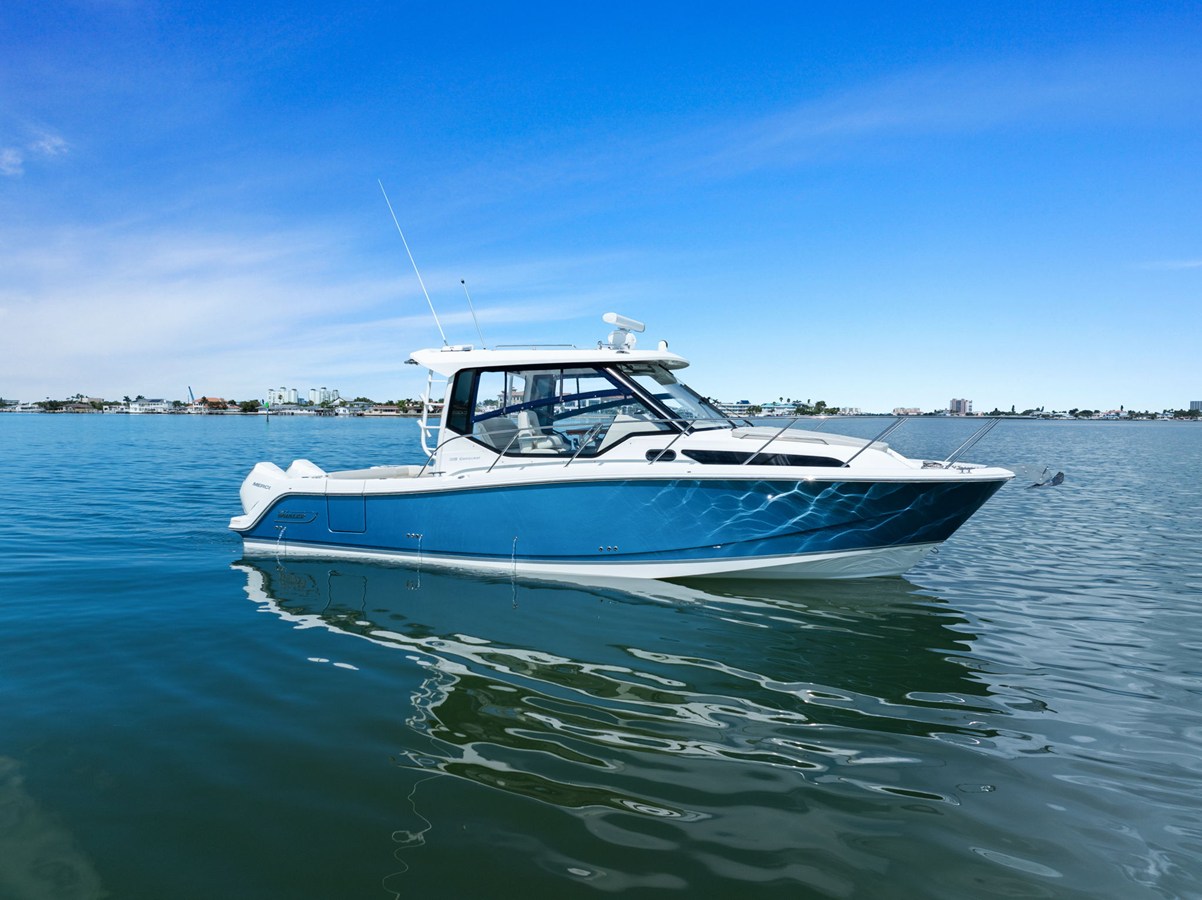 Boston Whaler 325 CONQUEST — 2023 Boston Whaler 325 Conquest — photo 2