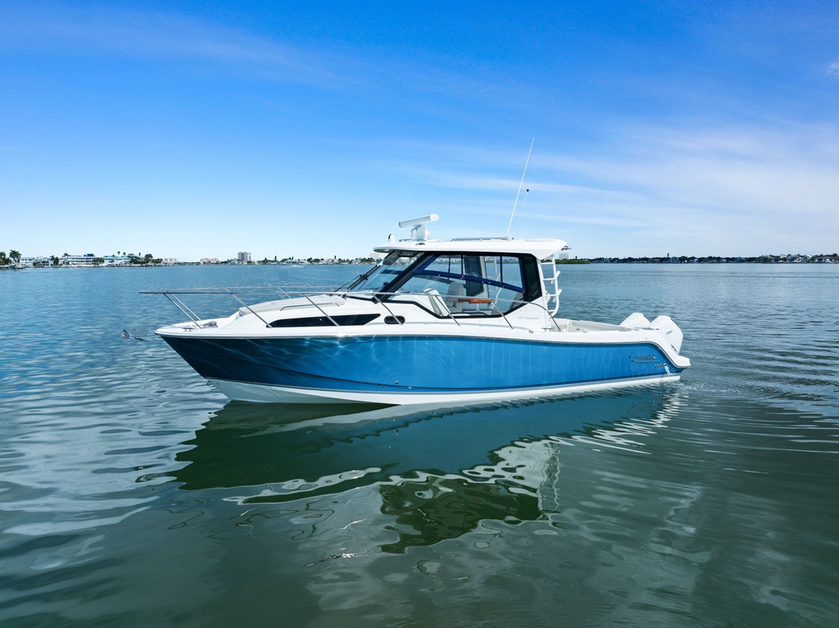Boston Whaler 325 CONQUEST — 2023 Boston Whaler 325 Conquest — photo 3
