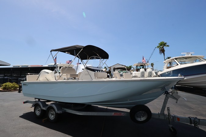 BOSTON WHALER 210 MONTAUK — 2027 Boston Whaler 210 Montauk