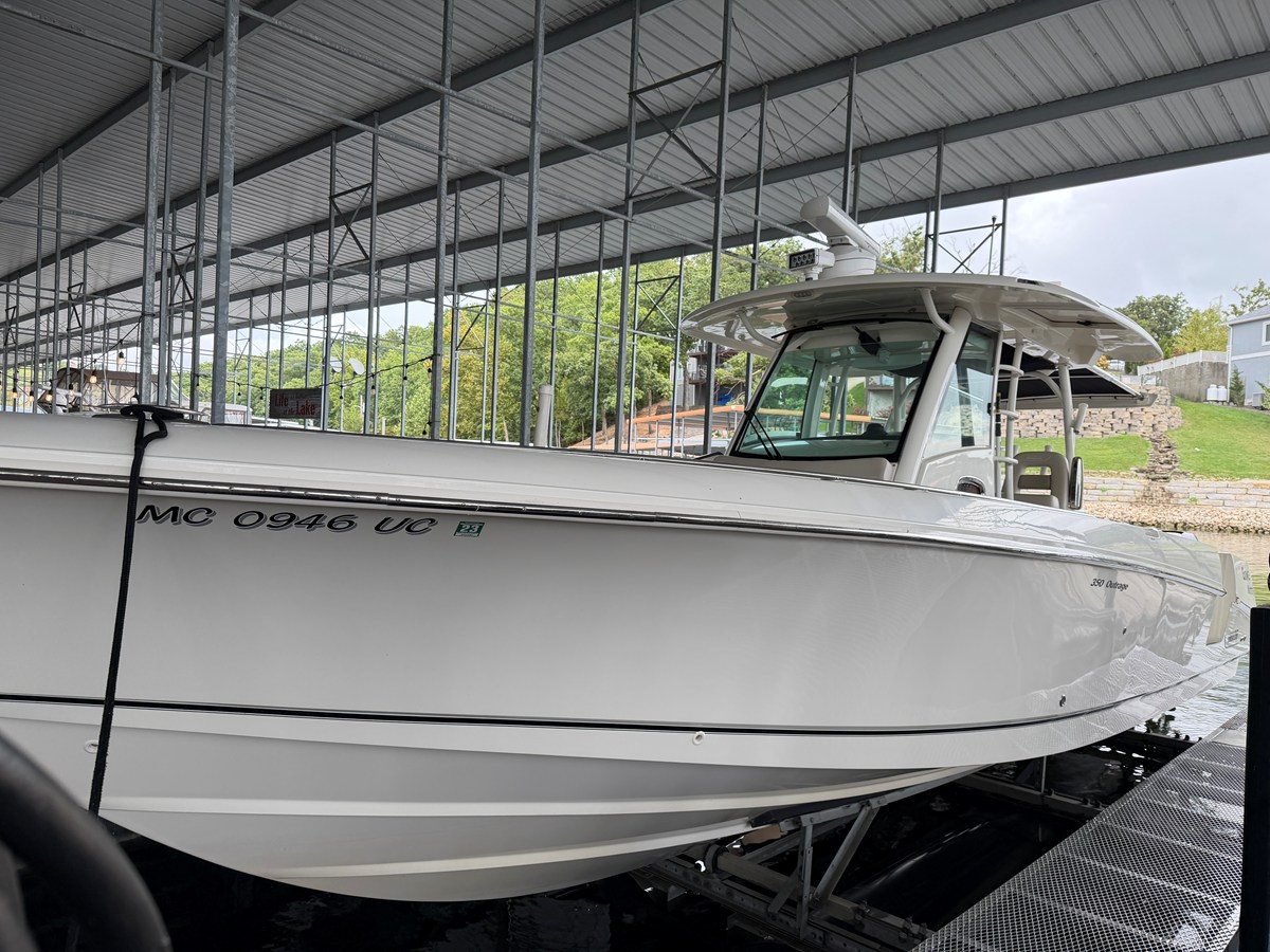Boston Whaler 350 OUTRAGE — 2017 Boston Whaler 350 Outrage