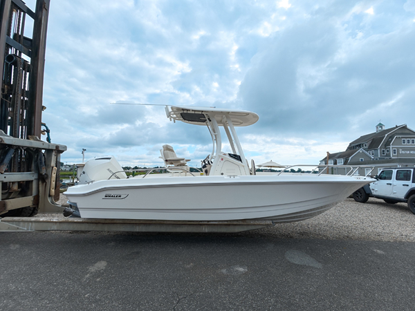 BOSTON WHALER 220 DAUNTLESS — 2027 Boston Whaler 220 Dauntless