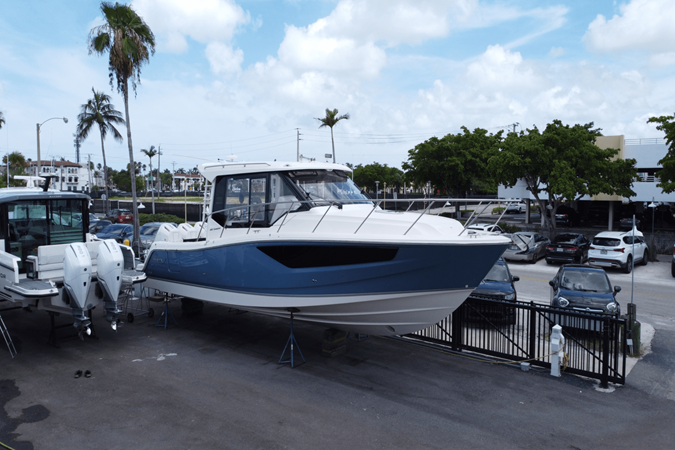 BOSTON WHALER 365 CONQUEST — 2025 Boston Whaler 365 Conquest