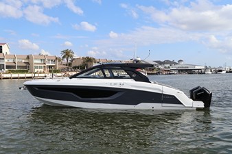 CRUISERS YACHTS 42 GLS OUTBOARD 486884