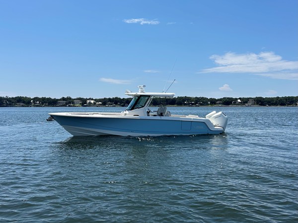 BOSTON WHALER 330 OUTRAGE — 2026 Boston Whaler 330 Outrage