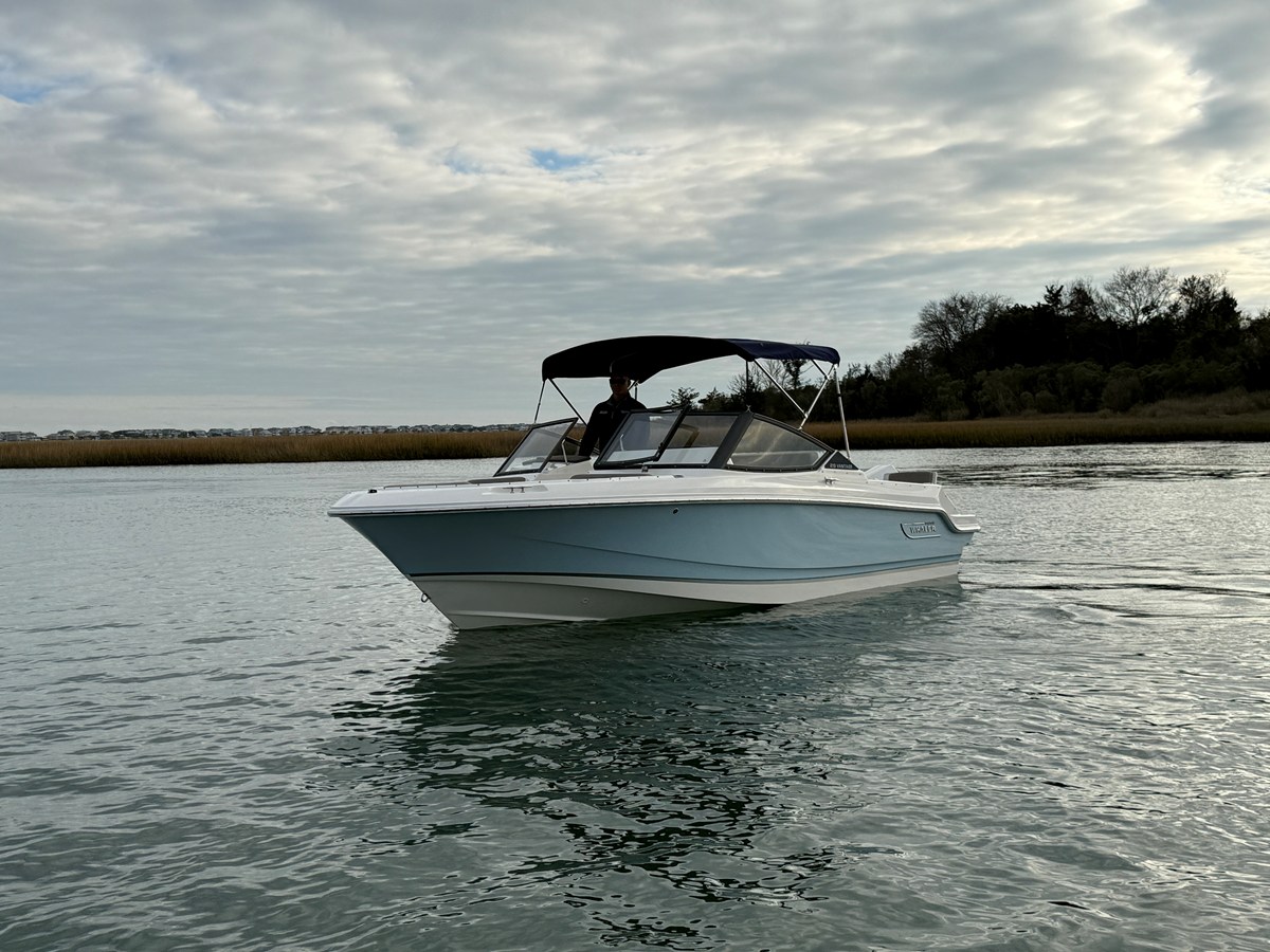 Boston Whaler 210 Vantage — 2026 Boston Whaler 210 Vantage — fotoğraf 2