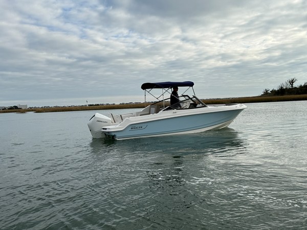 BOSTON WHALER 210 VANTAGE — 2026 Boston Whaler 210 Vantage
