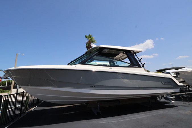 BOSTON WHALER 330 VANTAGE — 2026 Boston Whaler 330 Vantage