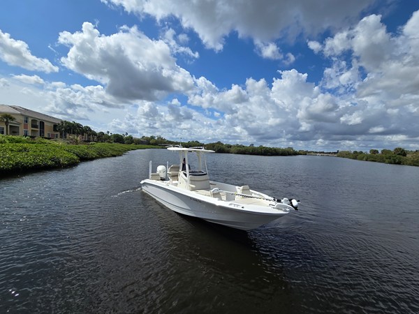 BOSTON WHALER 250 DAUNTLESS — 2023 Boston Whaler 250 Dauntless