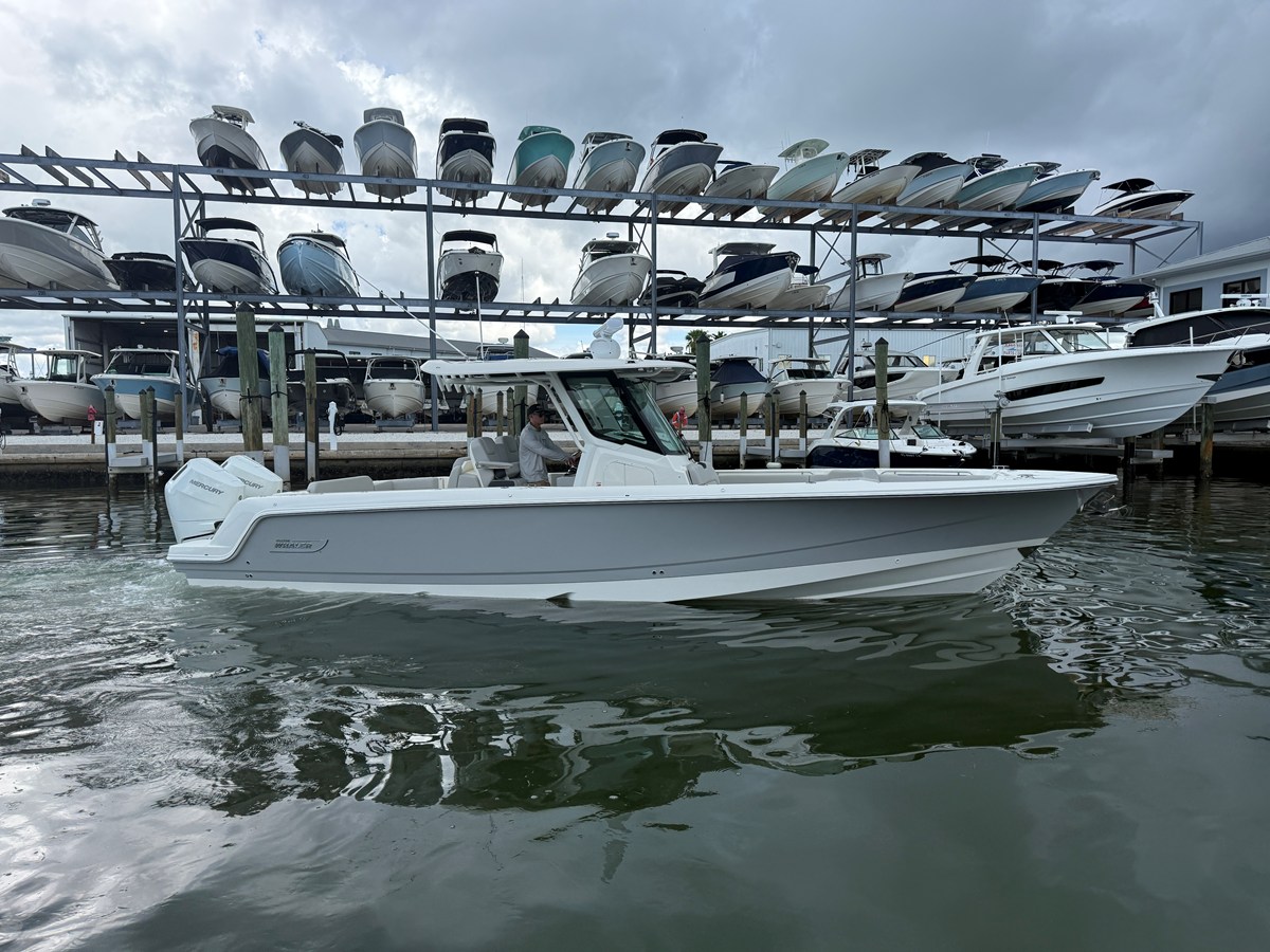 Boston Whaler 330 Outrage — 2026 Boston Whaler 330 Outrage