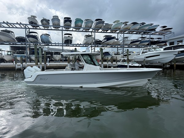 BOSTON WHALER 330 OUTRAGE — 2026 Boston Whaler 330 Outrage