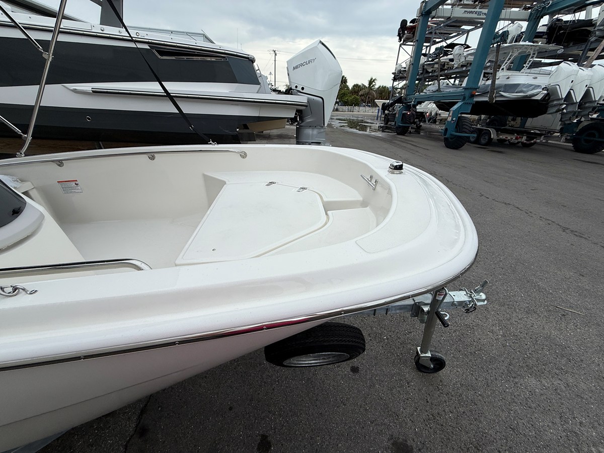 Boston Whaler 130 Super Sport — 2027 Boston Whaler 130 Super Sport — fotoğraf 5