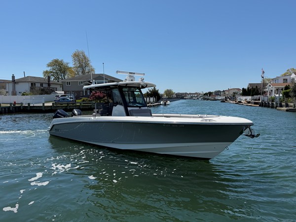 BOSTON WHALER 330 OUTRAGE — 2024 Boston Whaler 330 Outrage