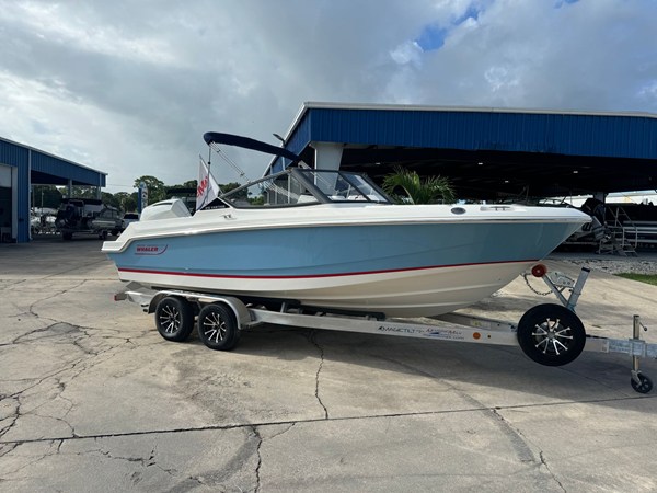BOSTON WHALER 210 VANTAGE — 2026 Boston Whaler 210 Vantage