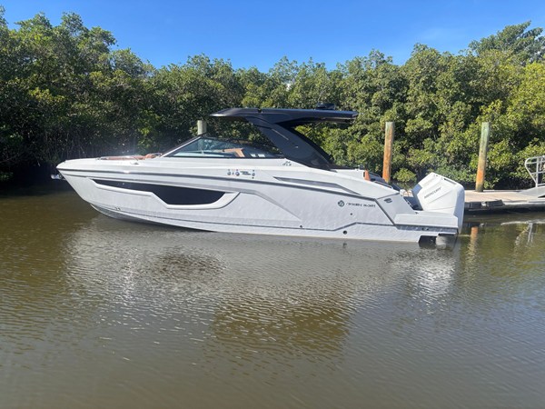 CRUISERS YACHTS 34 GLS SOUTH BEACH OUTBOARD — 2024 Cruisers Yachts 34 GLS South Beach Outboard