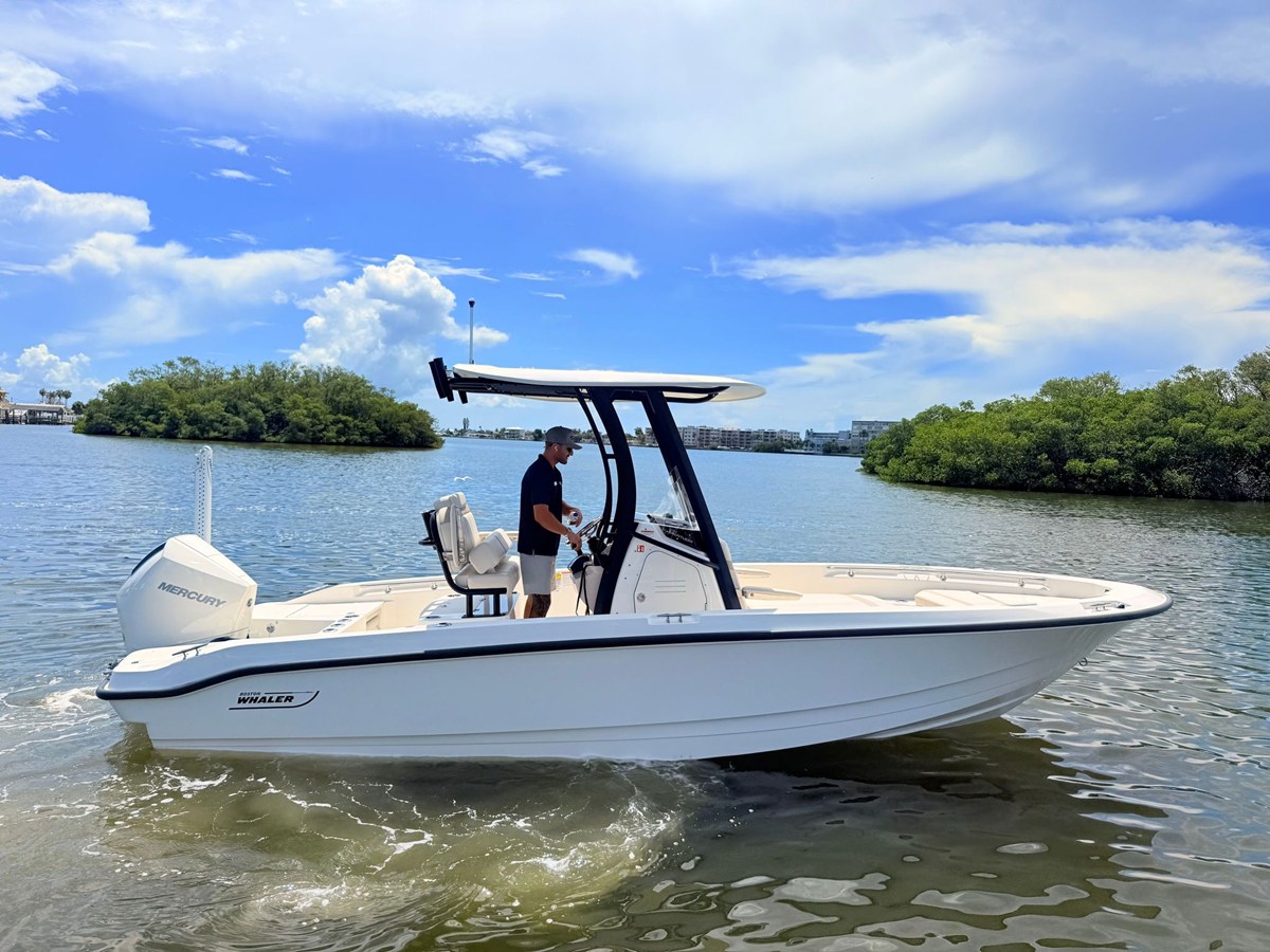 Boston Whaler 220 Dauntless — 2027 Boston Whaler 220 Dauntless