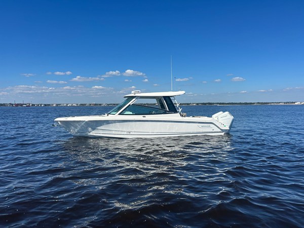 BOSTON WHALER 330 VANTAGE — 2027 Boston Whaler 330 Vantage