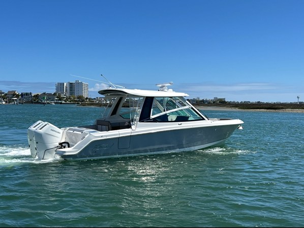 BOSTON WHALER 330 VANTAGE — 2026 Boston Whaler 330 Vantage