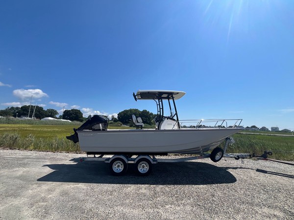 BOSTON WHALER 210 MONTAUK — 2027 Boston Whaler 210 Montauk
