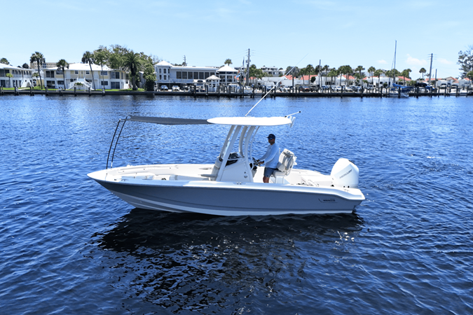 BOSTON WHALER 220 DAUNTLESS — 2026 Boston Whaler 220 Dauntless