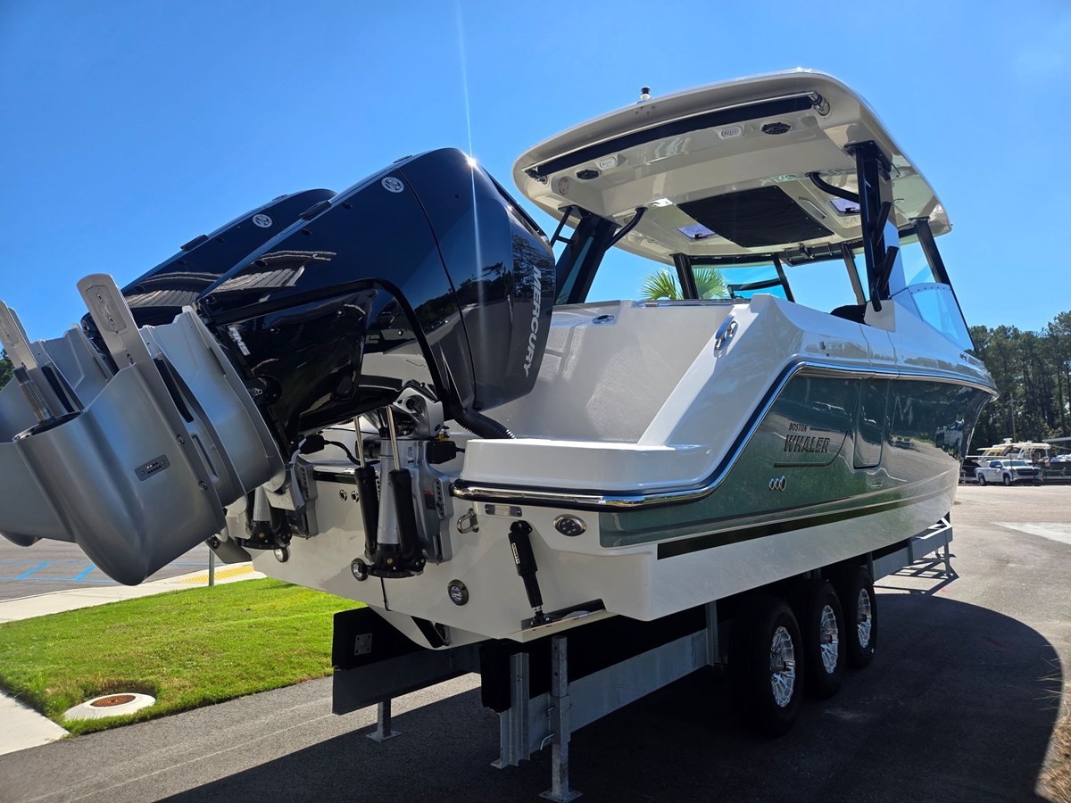 Boston Whaler 330 Vantage — 2027 Boston Whaler 330 Vantage — photo 3