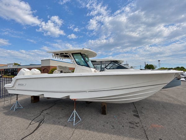 BOSTON WHALER 330 OUTRAGE — 2027 Boston Whaler 330 Outrage