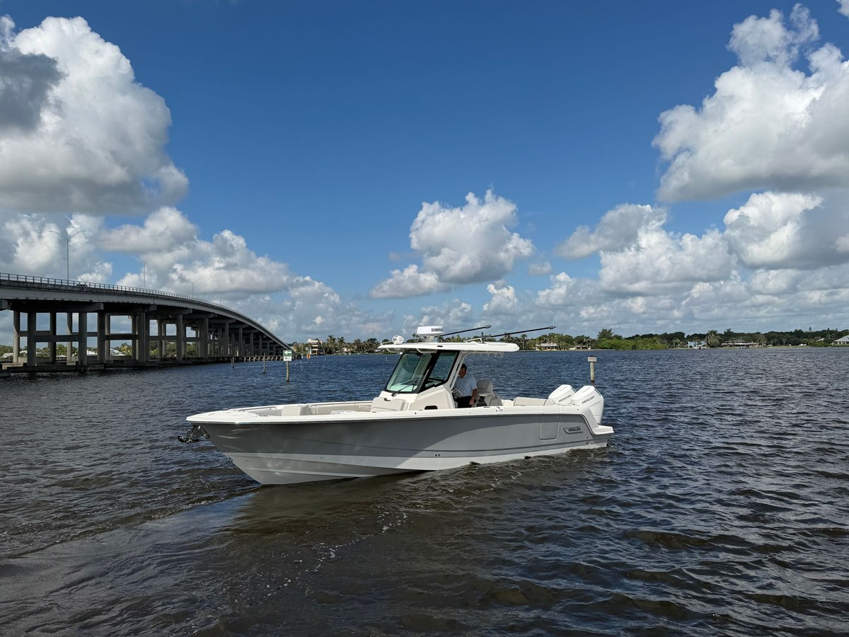 Boston Whaler 330 Outrage — 2026 Boston Whaler 330 Outrage