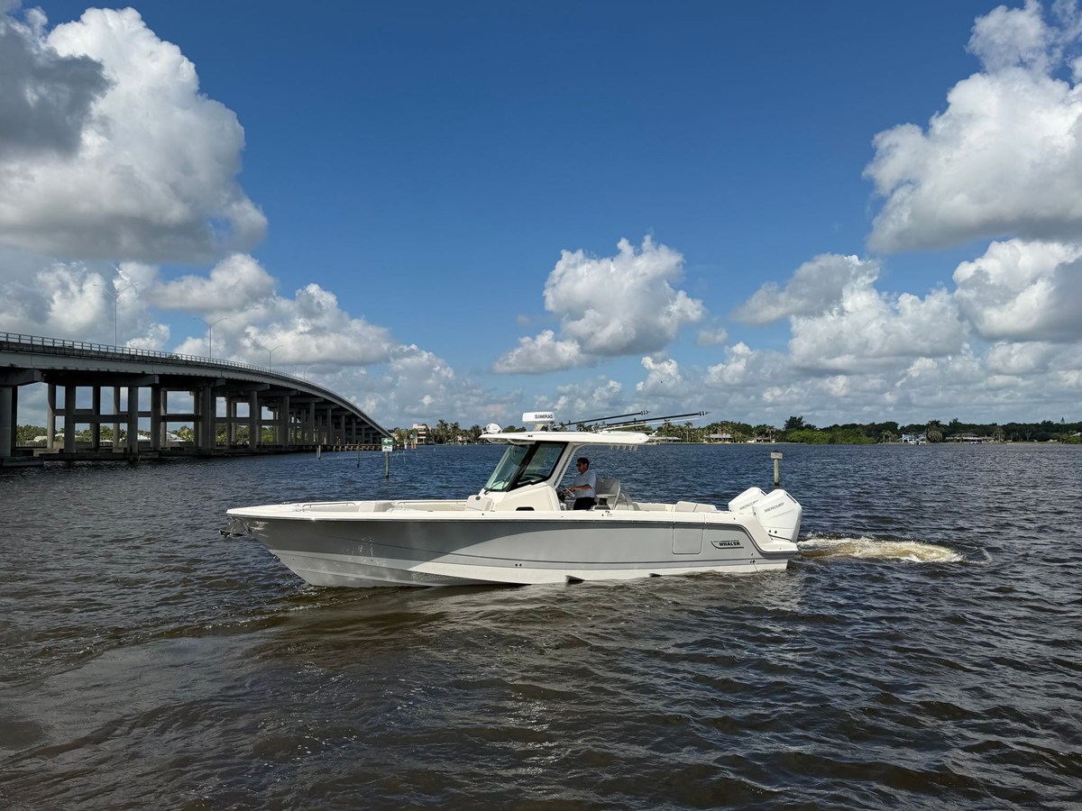 Boston Whaler 330 Outrage — 2026 Boston Whaler 330 Outrage — fotoğraf 2