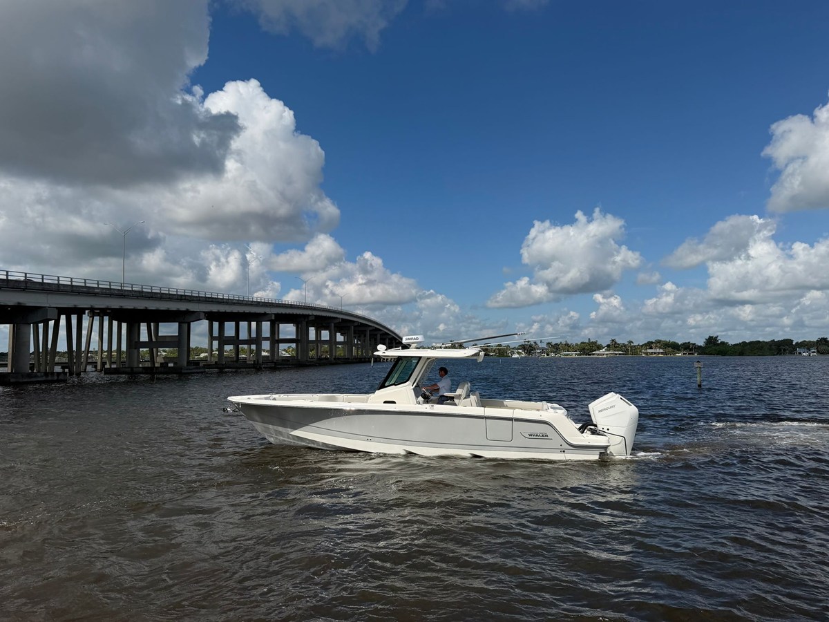Boston Whaler 330 Outrage — 2026 Boston Whaler 330 Outrage — fotoğraf 4