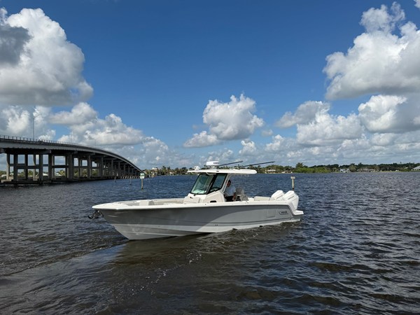 BOSTON WHALER 330 OUTRAGE — 2026 Boston Whaler 330 Outrage