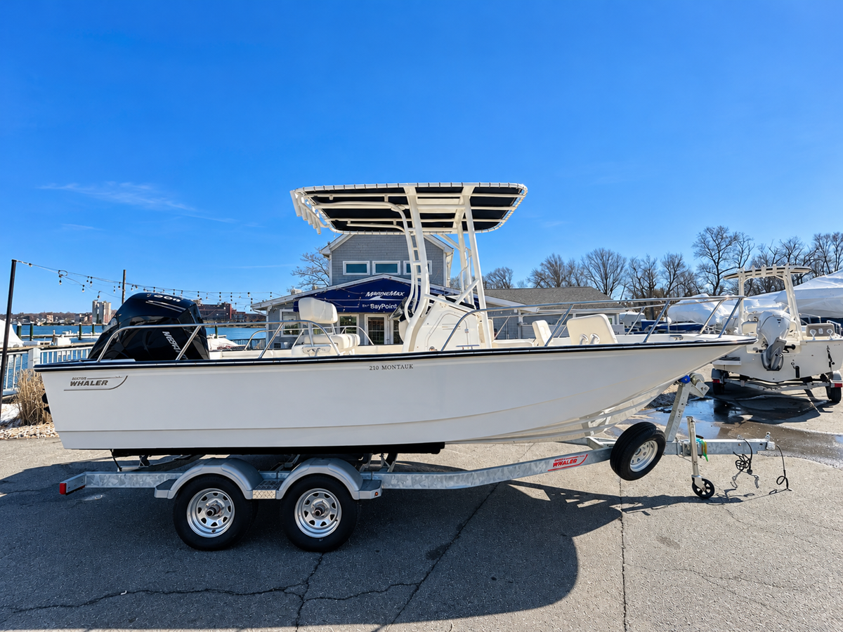 Boston Whaler 210 Montauk — 2026 Boston Whaler 210 Montauk