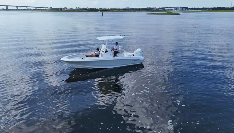 BOSTON WHALER 220 DAUNTLESS — 2027 Boston Whaler 220 Dauntless