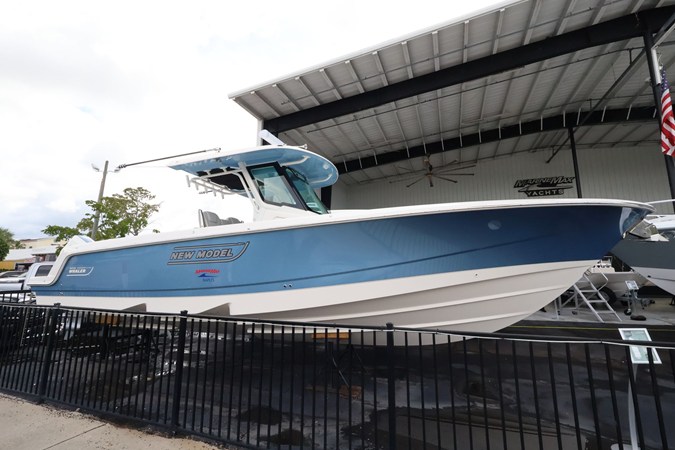 BOSTON WHALER 330 OUTRAGE — 2026 Boston Whaler 330 Outrage