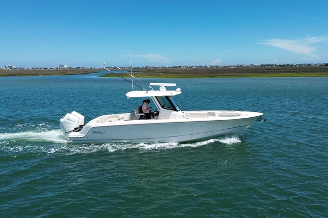 BOSTON WHALER 330 OUTRAGE — 2026 Boston Whaler 330 Outrage