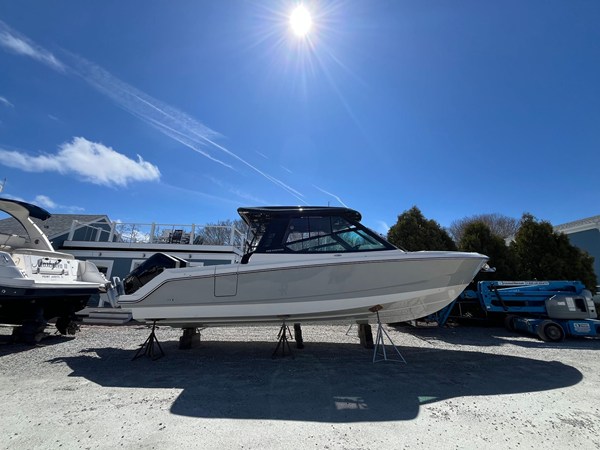 BOSTON WHALER 330 VANTAGE — 2026 Boston Whaler 330 Vantage
