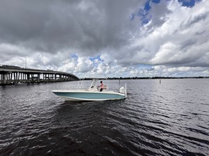 BOSTON WHALER 250 DAUNTLESS