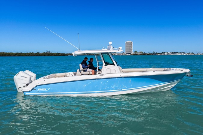 BOSTON WHALER 330 OUTRAGE — 2026 Boston Whaler 330 Outrage