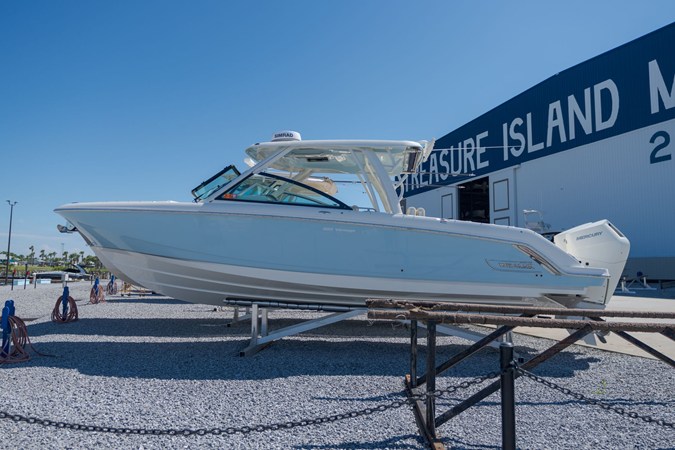 BOSTON WHALER VANTAGE 320 — 2025 Boston Whaler Vantage 320